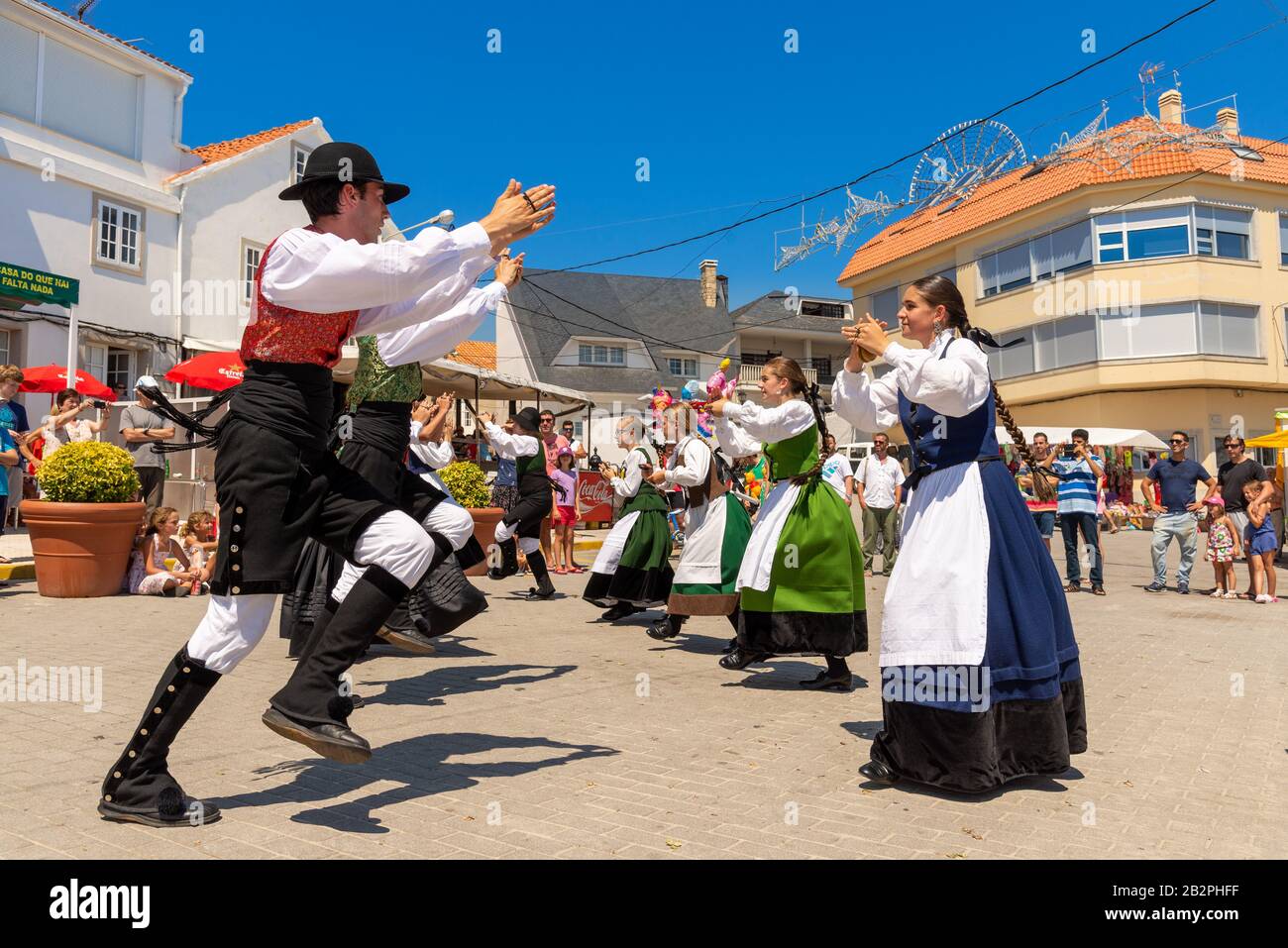 Les jeunes gens qui font de la danse folklorique traditionnelle pendant les fêtes annuelles, Corrubedo, Galice, Espagne Banque D'Images