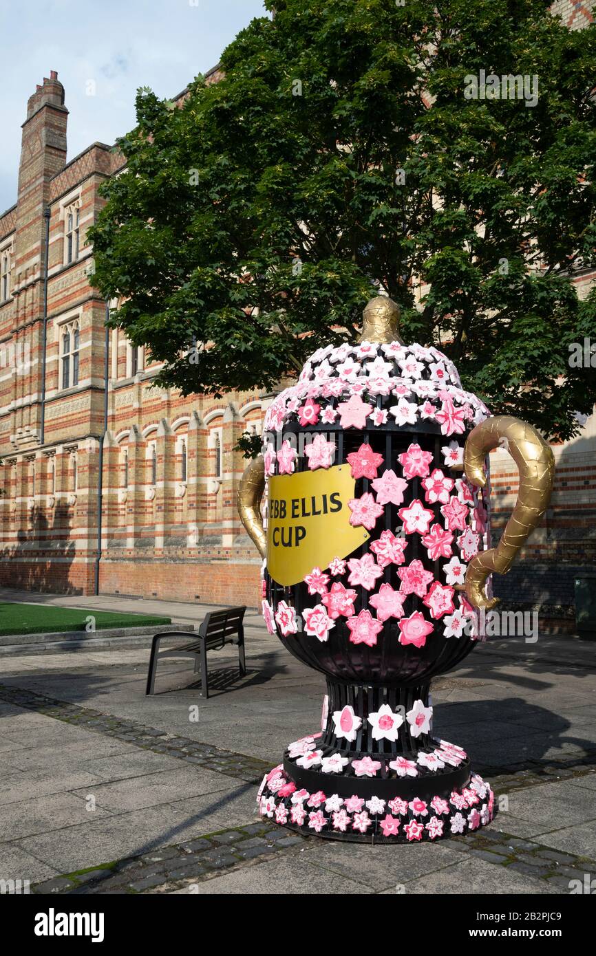 Statue de Rugby World Cup à l'extérieur de Rugby School, Rugby, Warwickshire, Angleterre, où le match de rugby de football est né. Banque D'Images