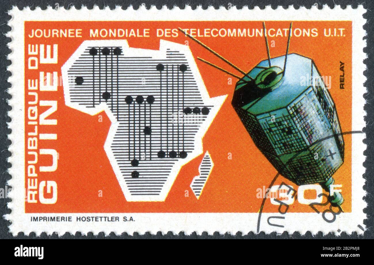 Un timbre imprimé en Guinée, consacré à la 4ème Journée mondiale des télécommunications, a décrit la carte de l'Afrique et des Satellites de relais, vers 1972 Banque D'Images