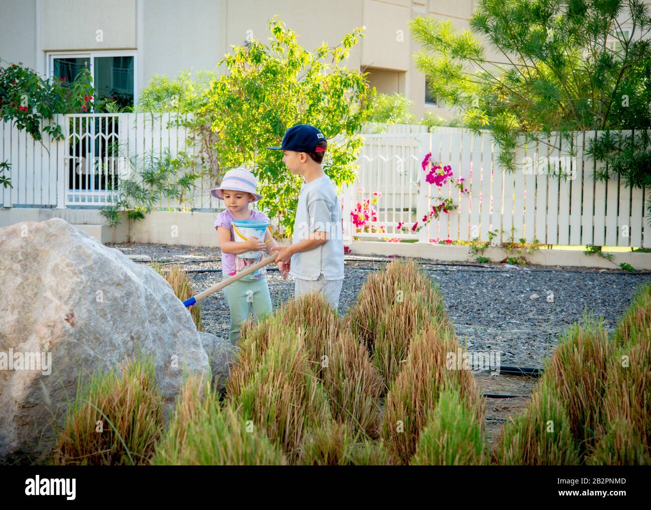 Deux enfants qui jouent en plein air au soleil Banque D'Images