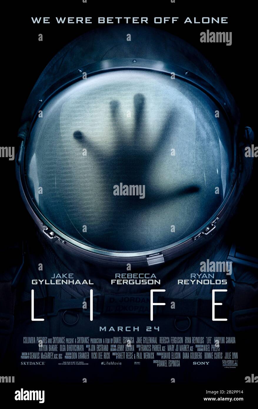 Life (2017) réalisé par Daniel Espinosa et mettant en vedette Jake Gyllenhaal, Rebecca Ferguson, Ryan Reynolds et Hiroyuki Sanada. Une forme de vie en évolution rapide et peu amicale de Mars s'échappe à l'intérieur du système spatial international. Banque D'Images