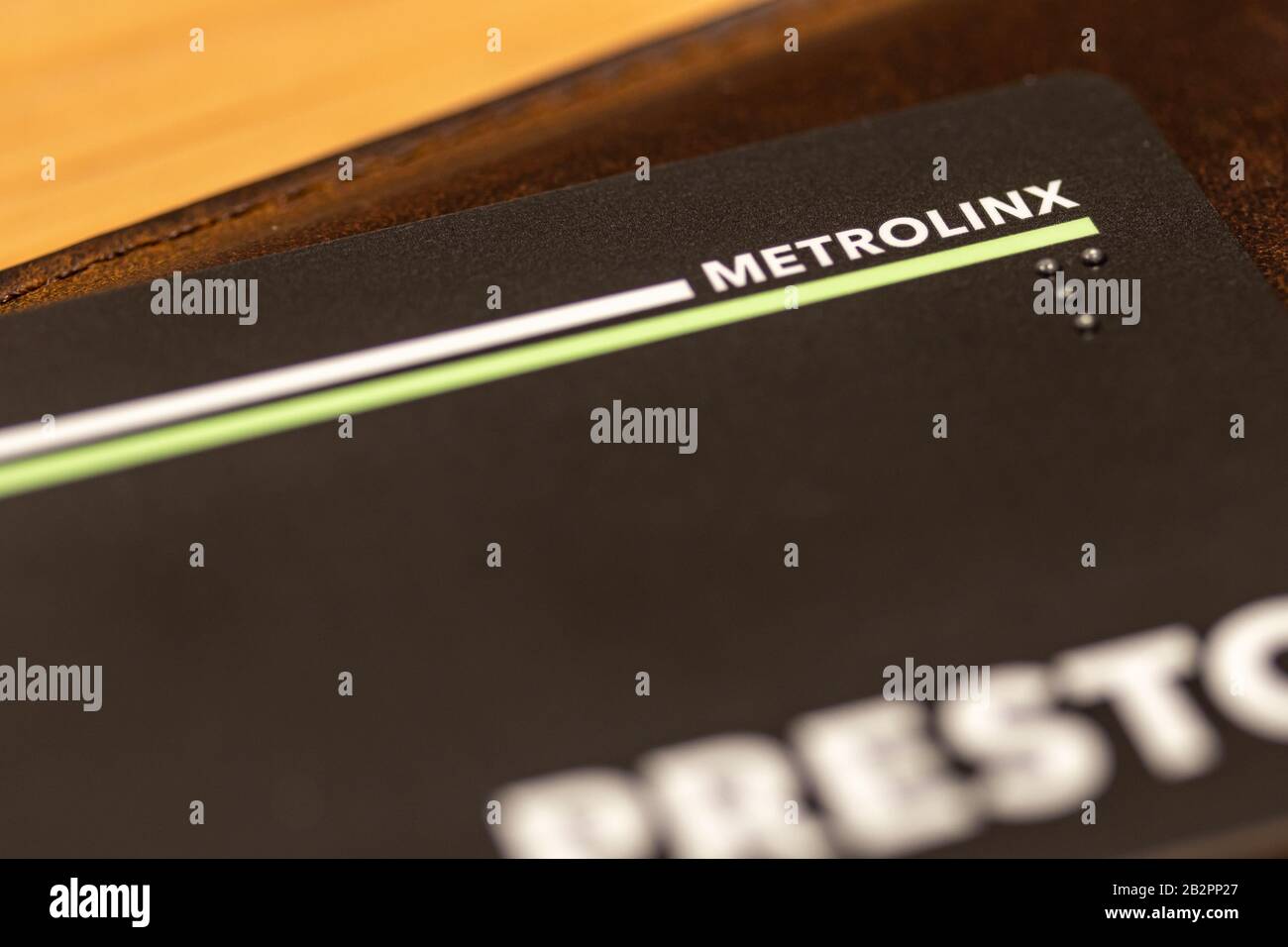 Metrolink, l'agence de la Couronne qui exploite le logo du transport en commun dans la région de Toronto, se concentre sur une carte Presto au-dessus d'un portefeuille. Banque D'Images