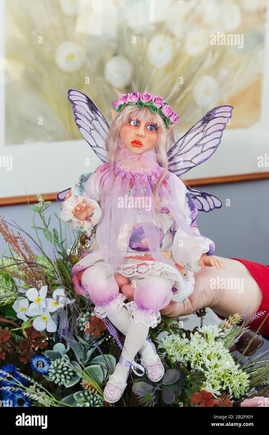 Une petite poupée créative en elf, faite à la main d'un maître à une exposition et à la vente. Russie, Dimitrovgrad 1er Mars 2020 Banque D'Images