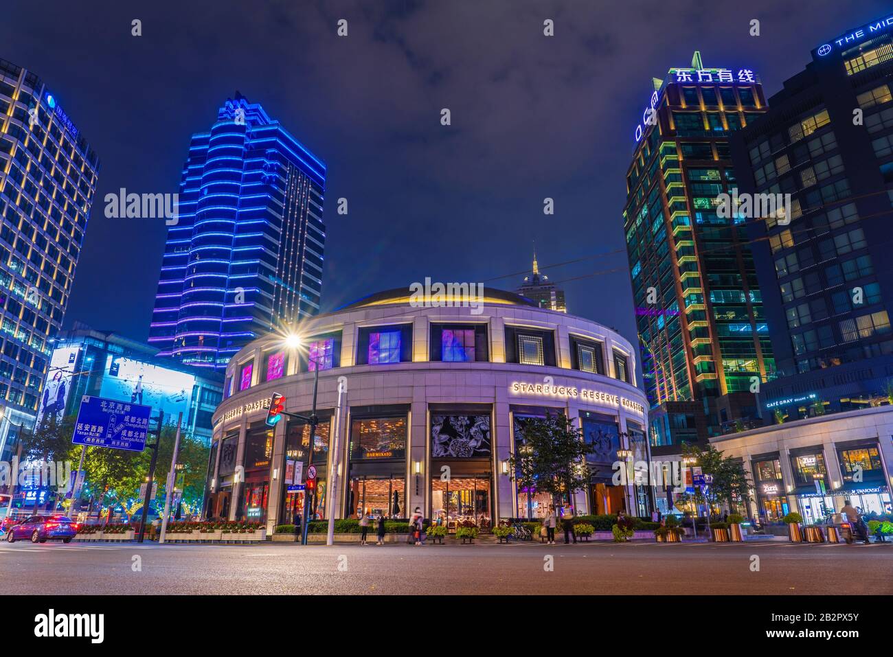 Shanghai, CHINE, 02 NOVEMBRE : vue nocturne de la Réserve Starbucks la maîtrise de la construction du Starbucks Le Plus Grand Starbucks du monde le 02 novembre 2019 à Shanghai Banque D'Images
