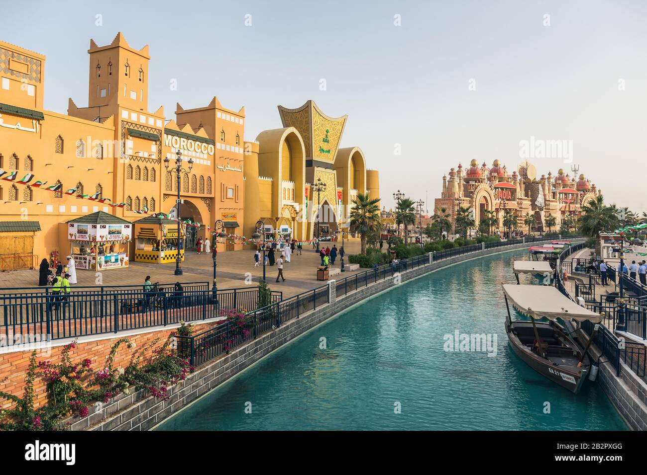 Dubaï, Émirats arabes Unis - 4 DÉCEMBRE 2017 : Canal avec bateaux de plaisance dans le centre de divertissement du parc Global Village Banque D'Images