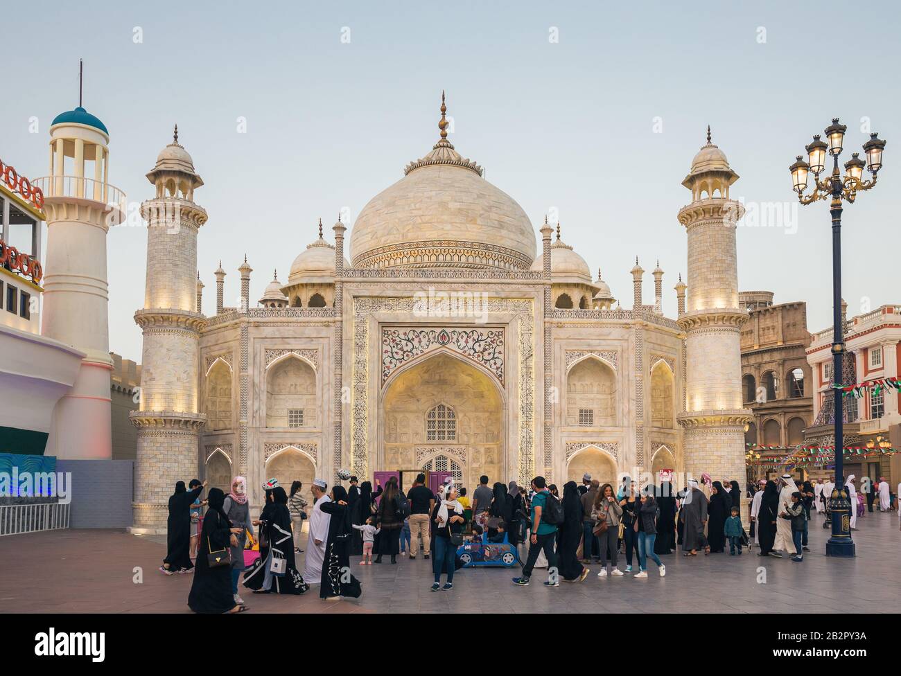 Dubaï, Émirats arabes Unis - 4 DÉCEMBRE 2017 : Pavillon Taj Mahal dans le centre de divertissement du parc Global Village Banque D'Images