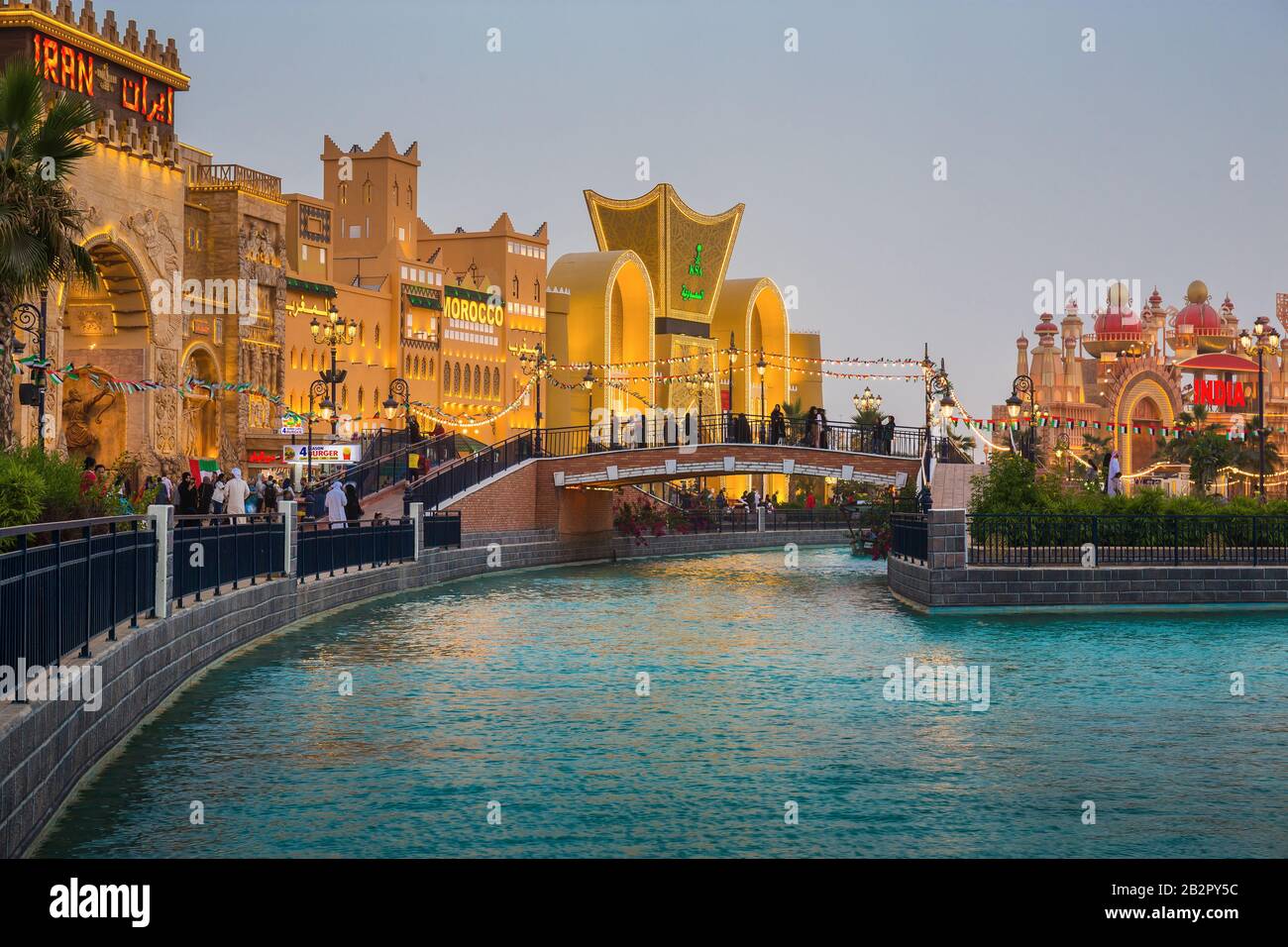 Dubaï, Émirats arabes unis - 4 décembre 2017 : Canal dans le parc de divertissement Global Village Banque D'Images