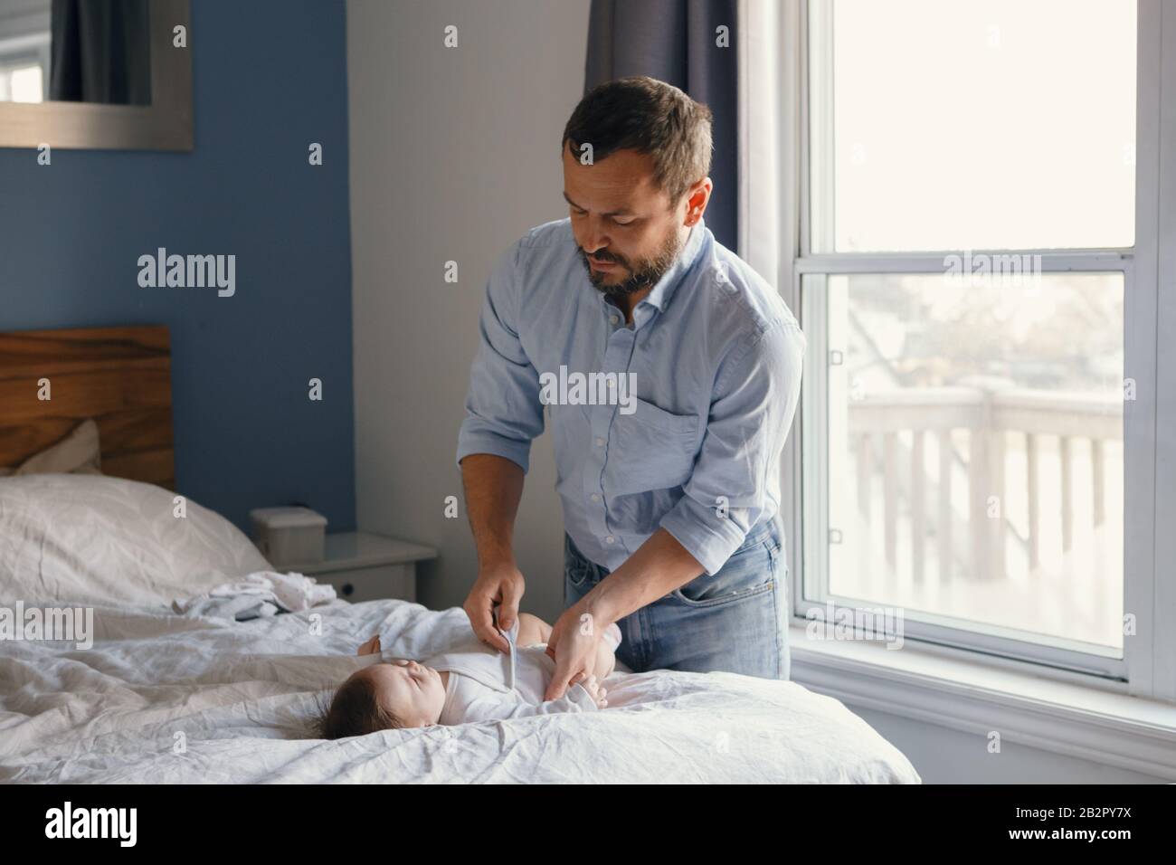 Le Pere Caucasien D Age Moyen Change Les Vetements De Couches Pour Le Fils De Fille De Bebe Nouveau Ne Homme Parent Prenant Soin De L Enfant A La Maison Authentique Style De Vie Candid Le Pere Caucasien D Age Moyen Change Les Vetements De Couches Pour Le Fils De Fille De Bebe Nouveau Ne Homme Parent Prenant Soin De L Enfant A La Maison Authentique Style De Vie Candid