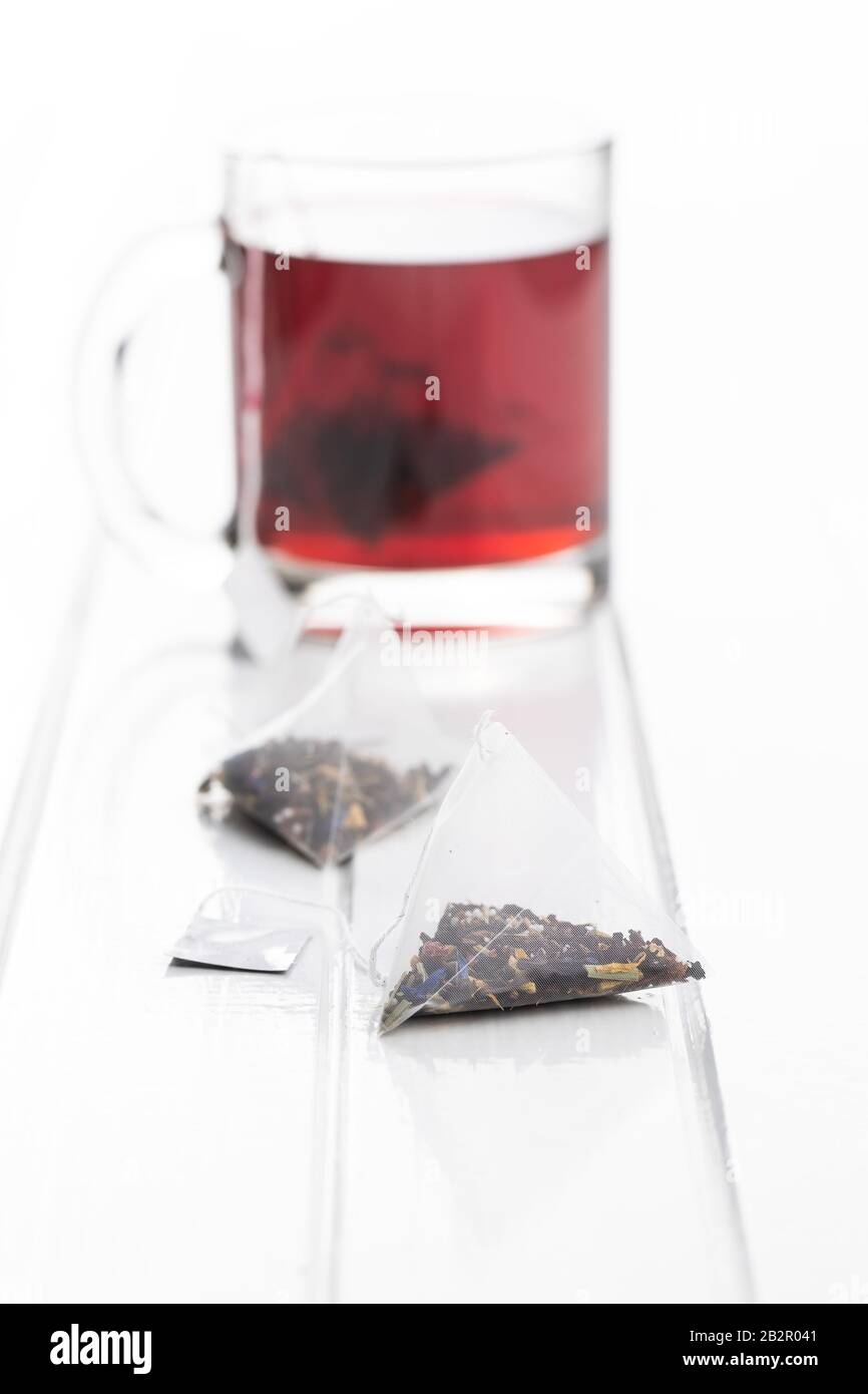 Sachet de thé fleuri sur table blanche. Banque D'Images
