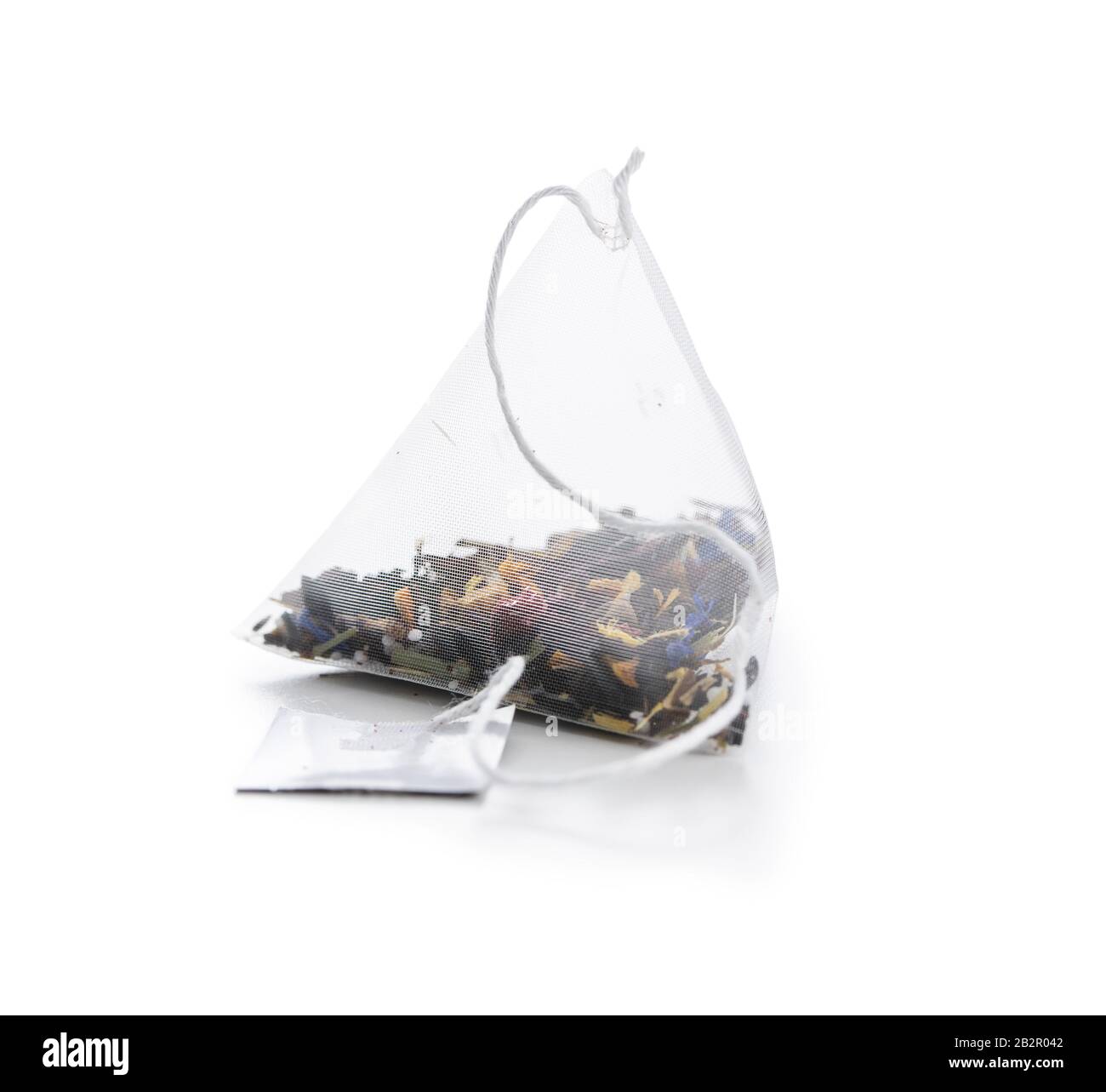 Sachet de thé fleuri isolé sur fond blanc. Banque D'Images
