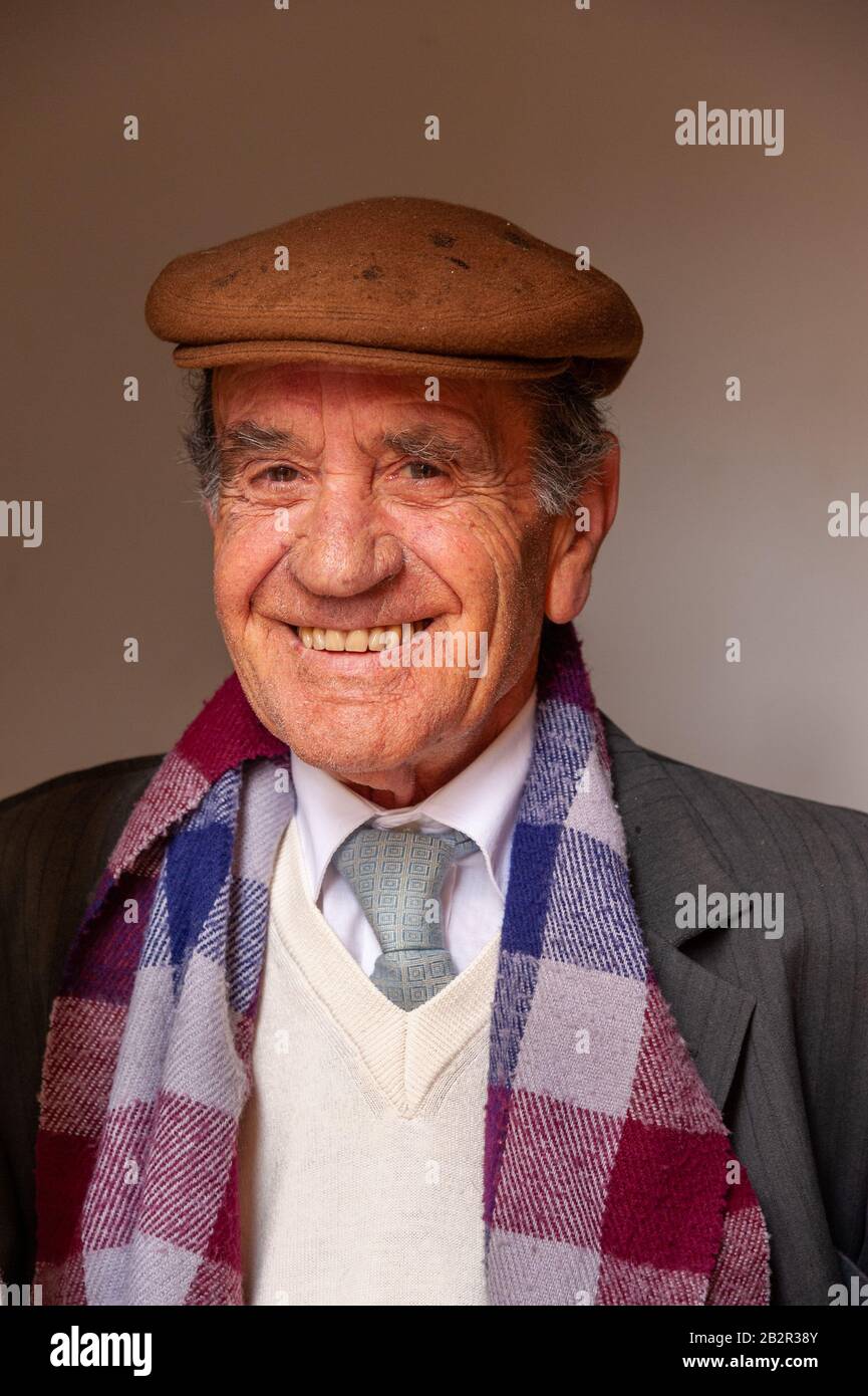 Portrait of smiling elderly man, Sassari, Sardaigne, Italie Banque D'Images