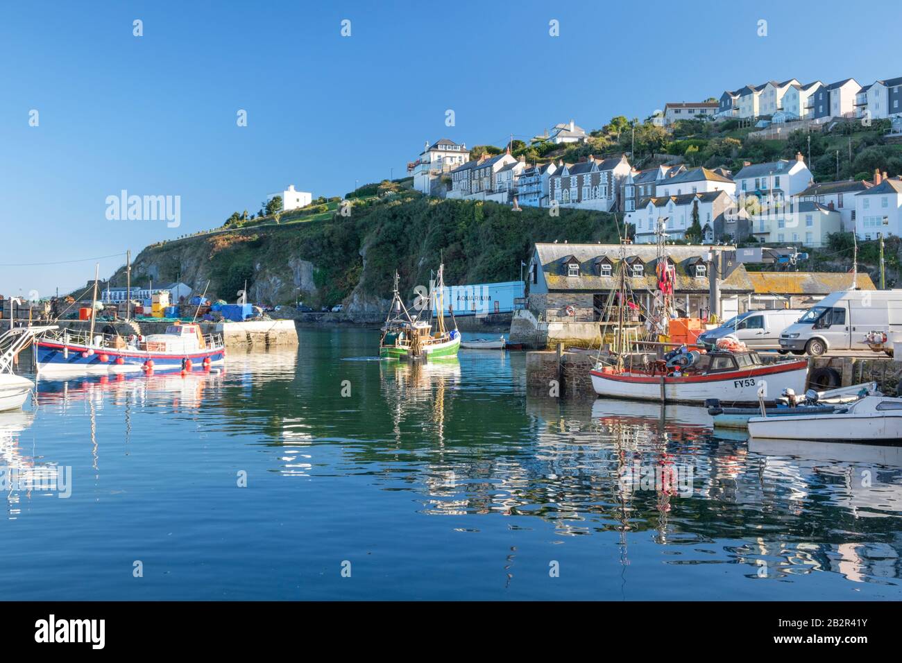 Le port et les bateaux de pêche des familles de pêcheurs de Mevagissey ont été présentés dans un récent documentaire télévisé. Ils attendent le résultat des pourparlers sur le Brexit. Banque D'Images