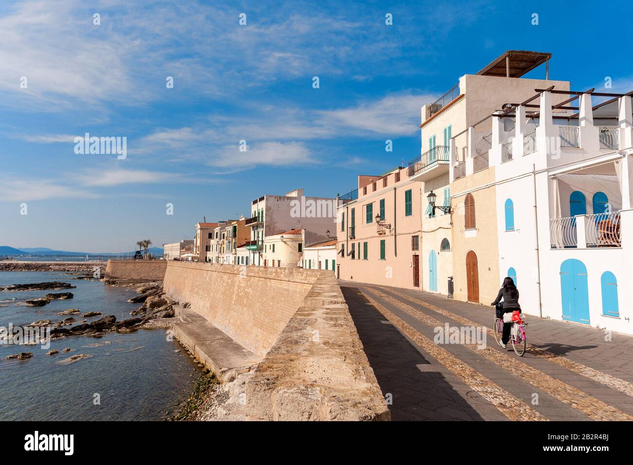 Promenade au bord de l'eau, Alghero, Sardaigne, Italie Banque D'Images