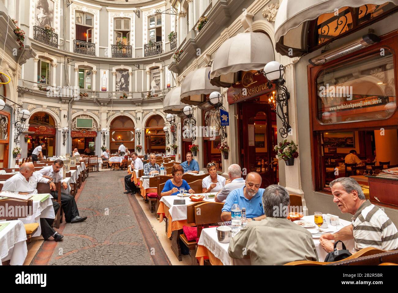 Restaurants à Cicek Pasaji près de Istiklal Caddesi, Beyoglu, Istanbul, Turquie Banque D'Images