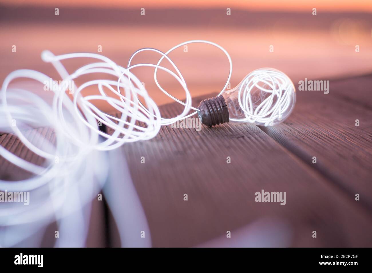 LAMPE INTELLIGENTE À LA PLAGE. CONCEPT: NOUVELLE TECHNOLOGIE AVEC IMPACT ÉCOLOGIQUE Banque D'Images