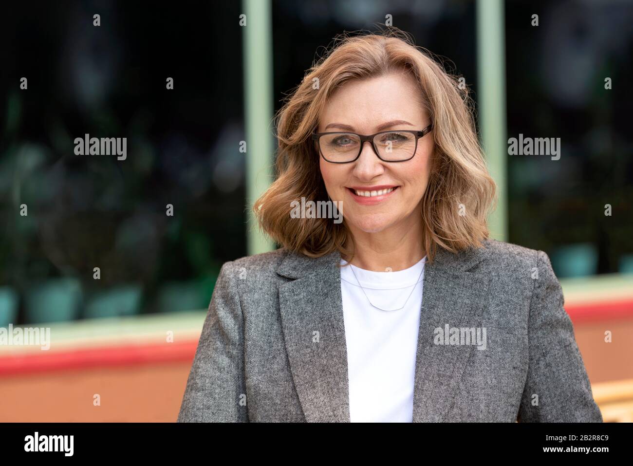 Portrait d'une belle femme souriante d'âge moyen. Belle femme mûre à l'extérieur Banque D'Images