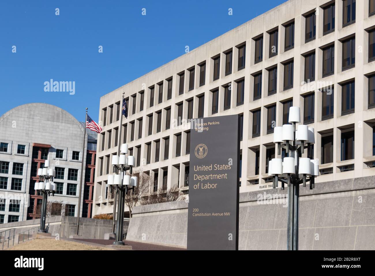 Signez Constitution Avenue devant le siège du ministère du travail des États-Unis au bâtiment Frances Perkins à D.C. Banque D'Images