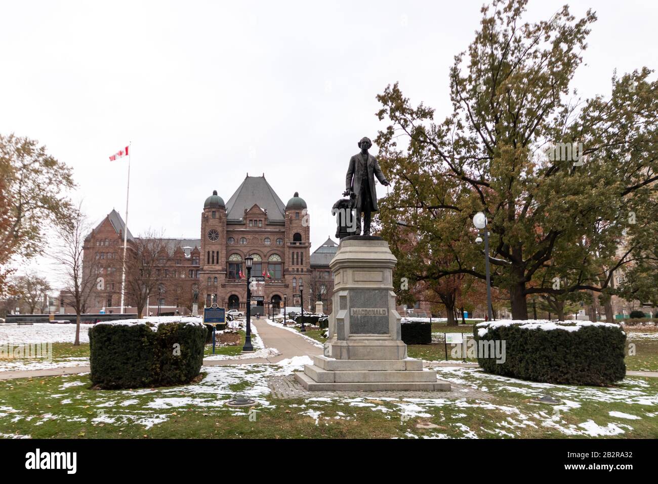 Statue de John A. Macdonald devant l'Assemblée législative de l'Ontario au Queens Park à Toronto. Banque D'Images