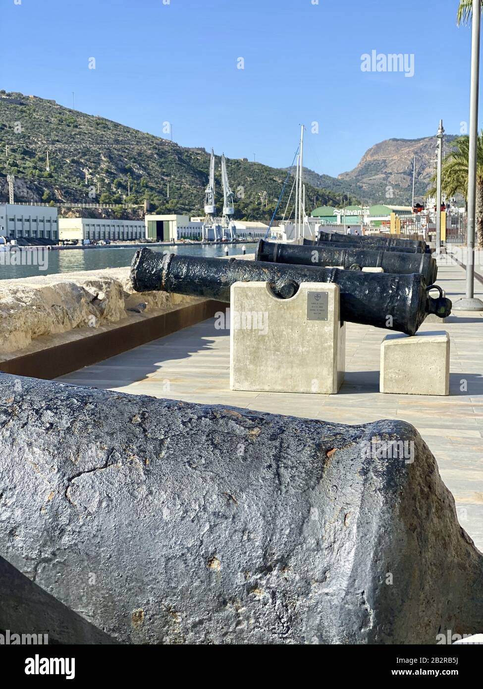 Carthagène, ESPAGNE - 16 octobre 2019 : gros plan vertical de plusieurs canons de guerre près du port de Carthagène, Murcie. Banque D'Images
