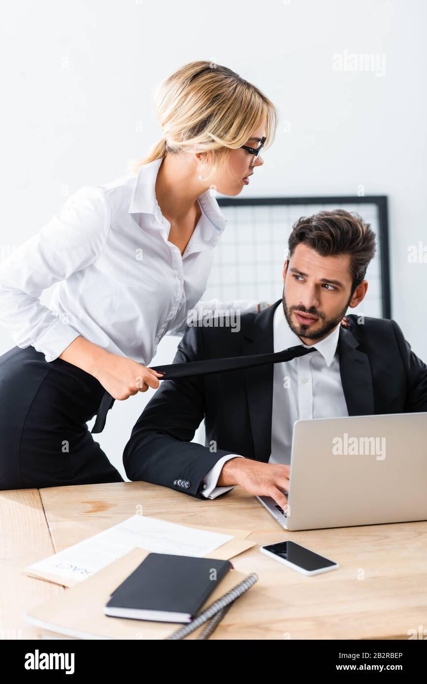 sexy secrétaire homme d'affaires tentant à la table de bureau Photo Stock -  Alamy