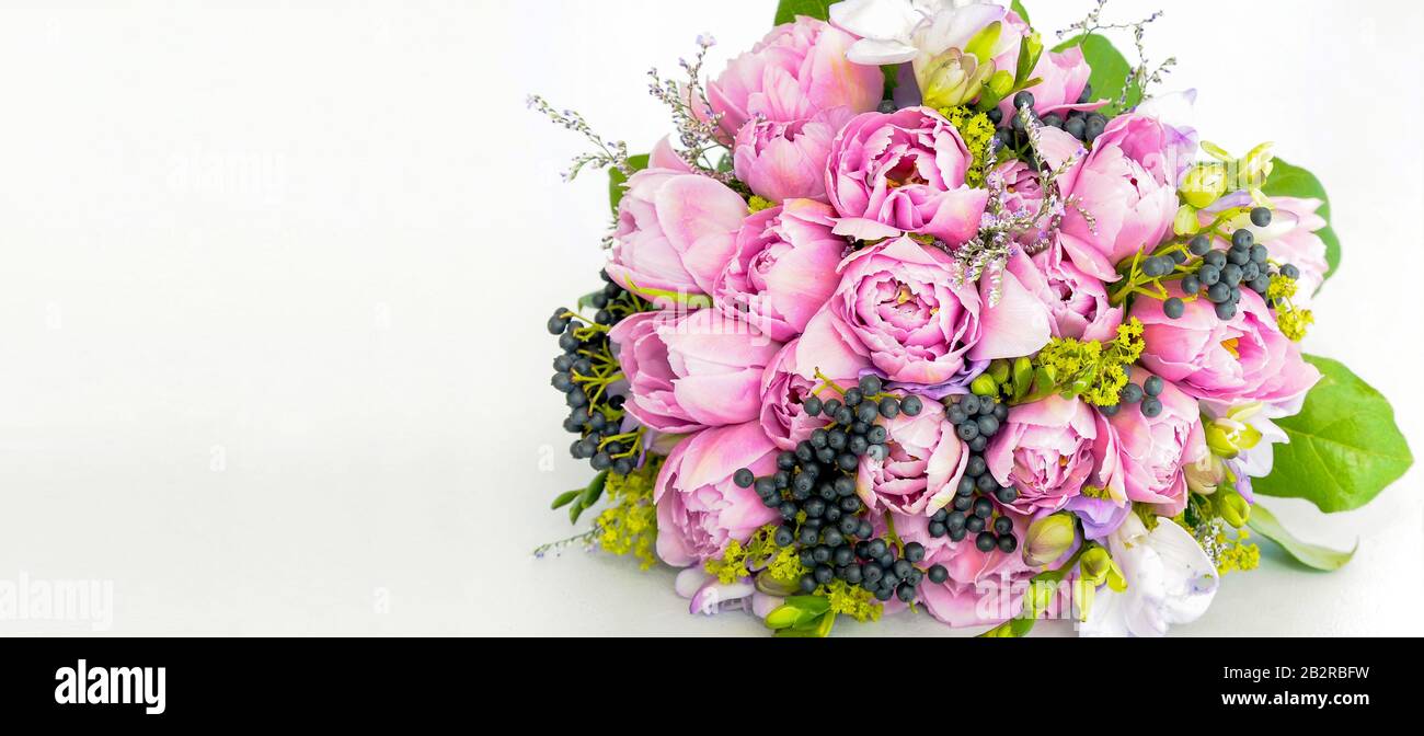Joli bouquet de roses et de pivoines pourpres avec bleuets, isolé sur fond blanc. Banque D'Images