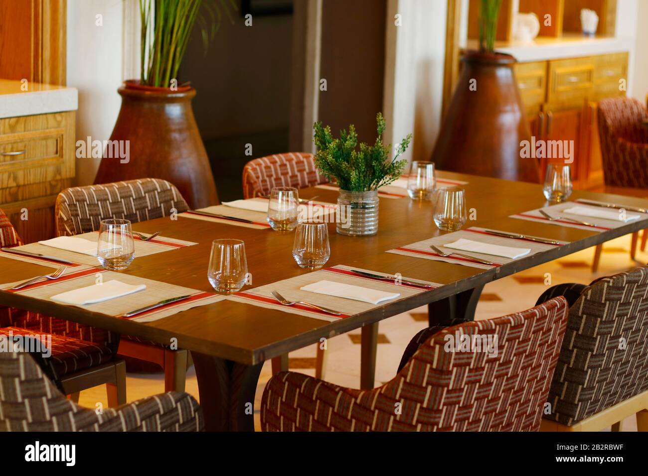 table de restaurant décontractée, avec théam brun foncé Banque D'Images