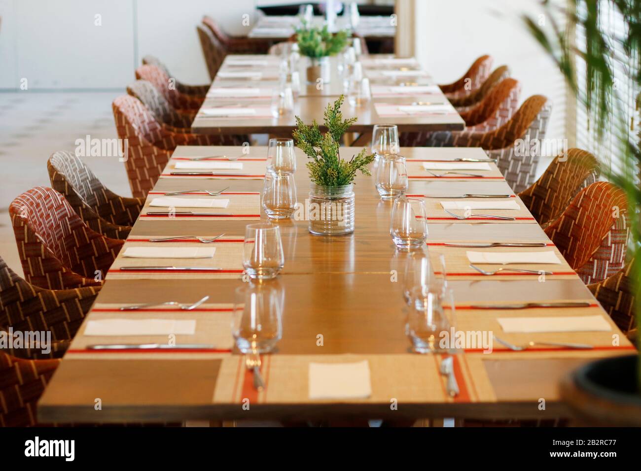 table de restaurant décontractée, avec théam en bois sombre Banque D'Images