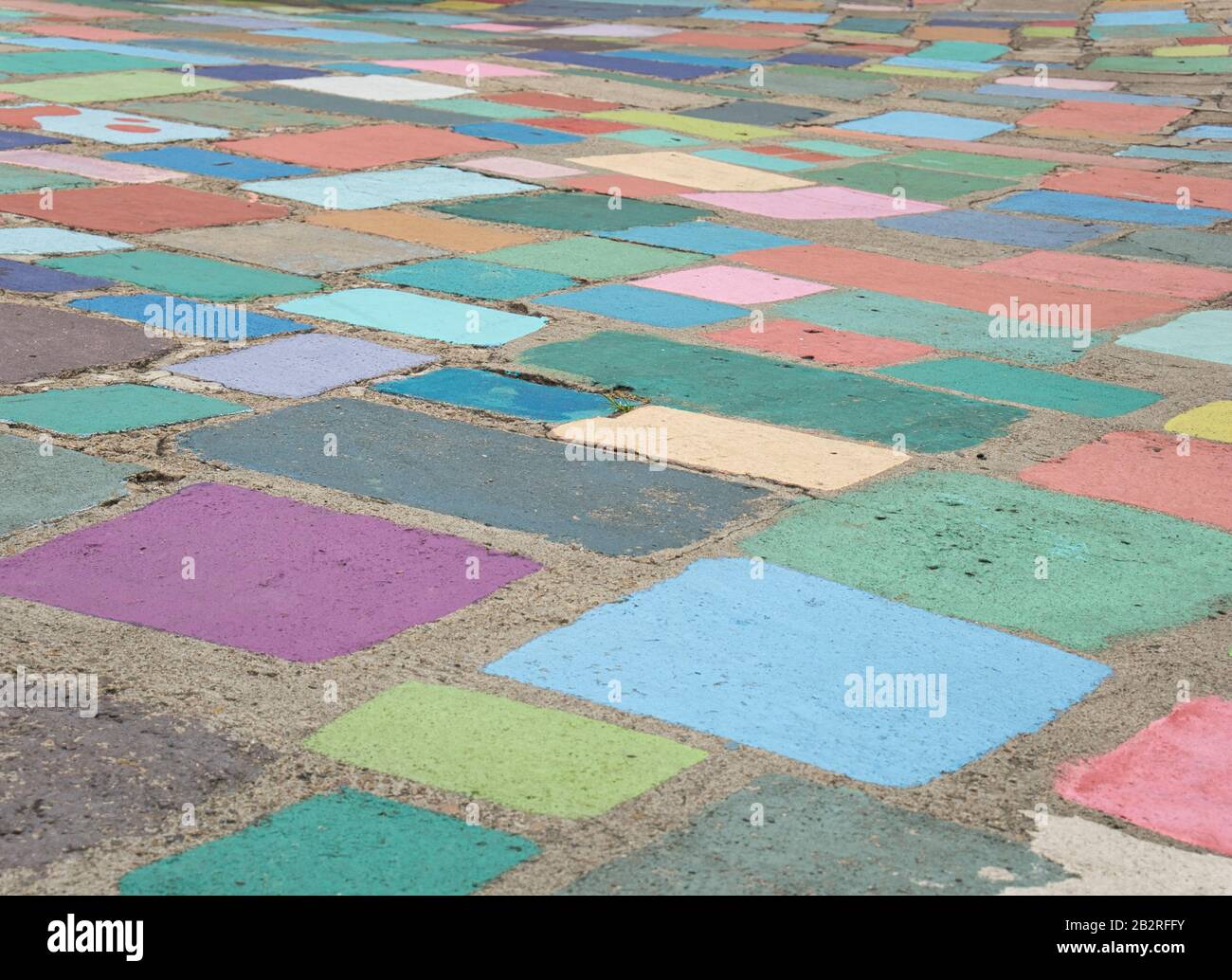 Pavés colorés dans différents formats couchés avec du béton Banque D'Images