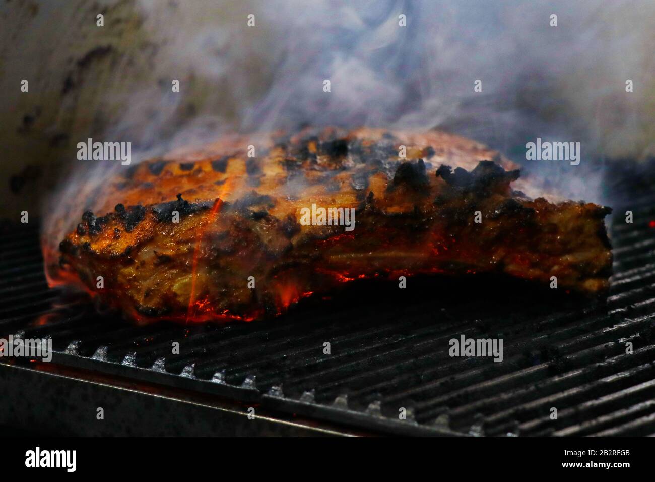 herbes marinées bœuf côte courte sur barbecue Banque D'Images