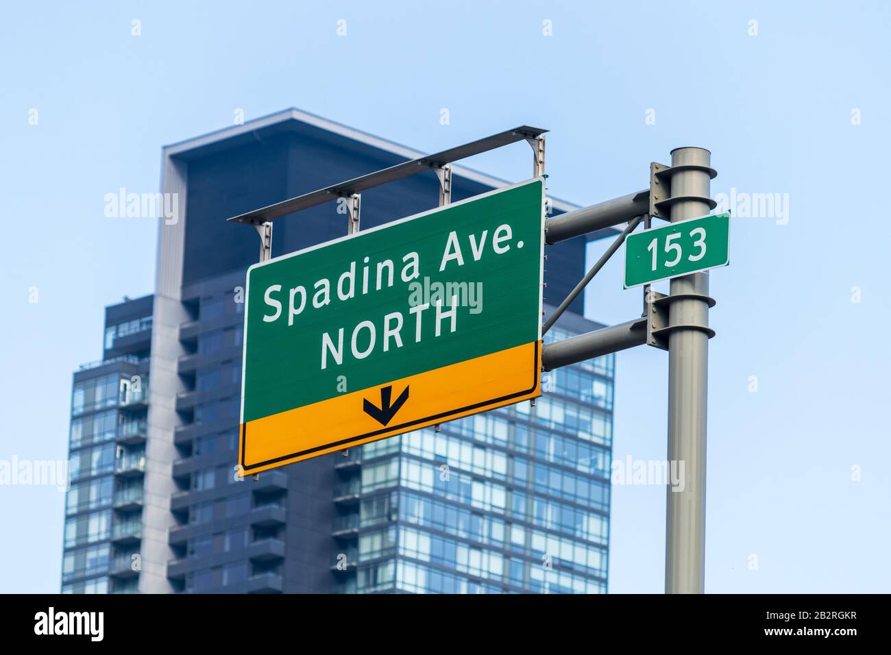 Panneau de sortie de l'avenue Spadina au-dessus de la route express Gardiner à Toronto. Banque D'Images