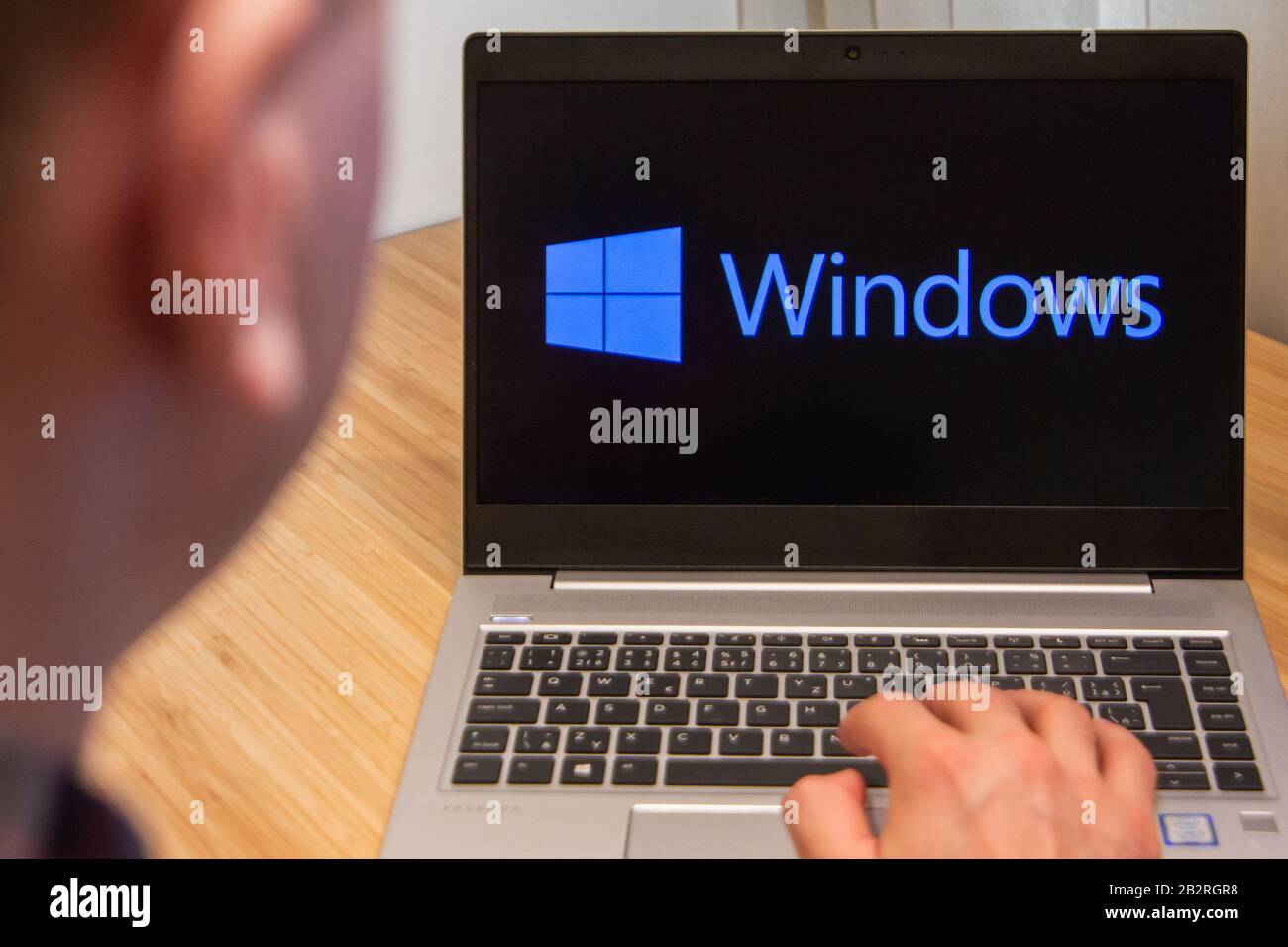 Windows est utilisé par un homme sur l'ordinateur portable. Logiciel informatique utilisé par le client Microsoft. Le nouveau produit est testé par un spécialiste INFORMATIQUE. San Francisco, Février Banque D'Images