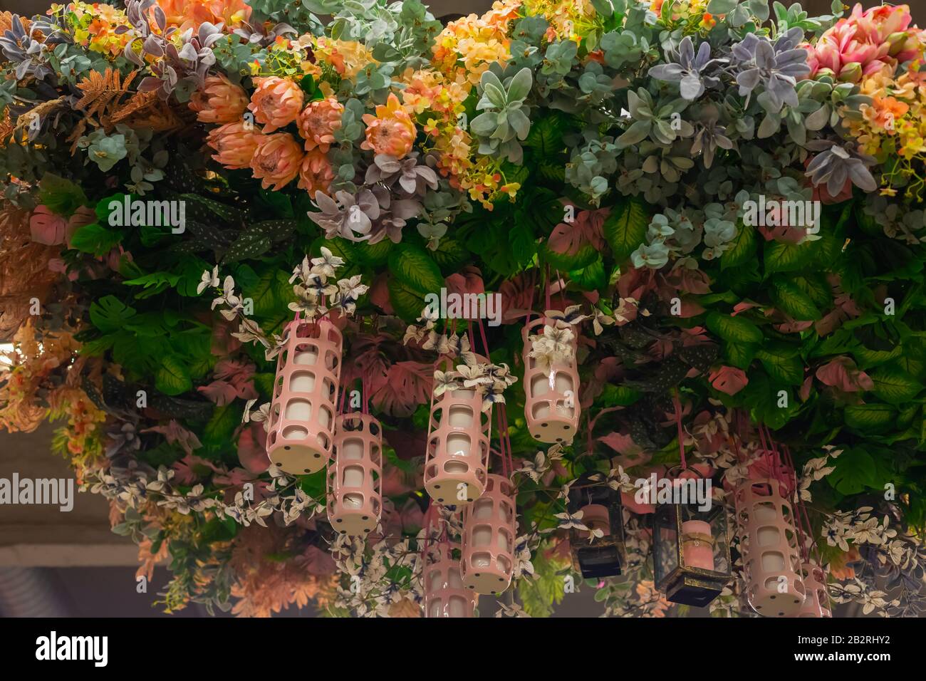Fleurs de style Art déco aux couleurs pastel et plantes artificielles  exotiques plafond décoration avec lanternes Photo Stock - Alamy
