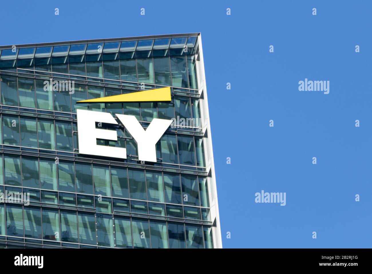 Ernst & Young (EY) signe au sommet de l'édifice de bureaux d'entreprise au centre-ville de Toronto le jour clair. Banque D'Images