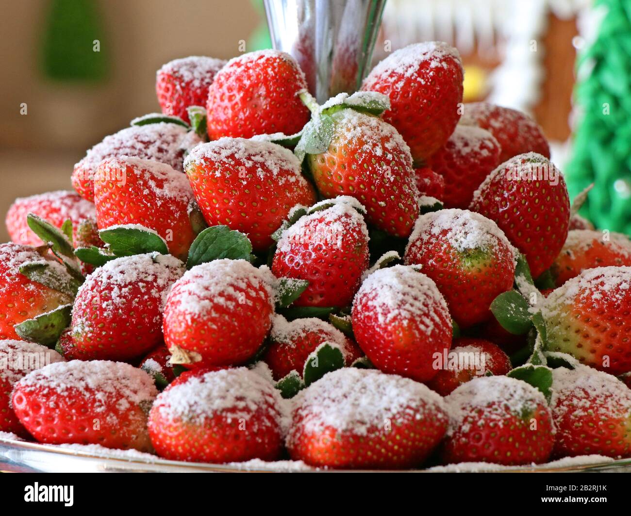 fraises mûres fraîches dans un plateau Banque D'Images