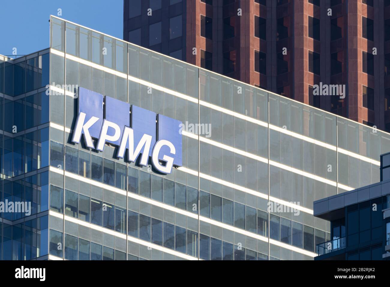 KPMG signe au sommet de son édifice au centre-ville de Toronto, vu l'après-midi ensoleillé. Banque D'Images