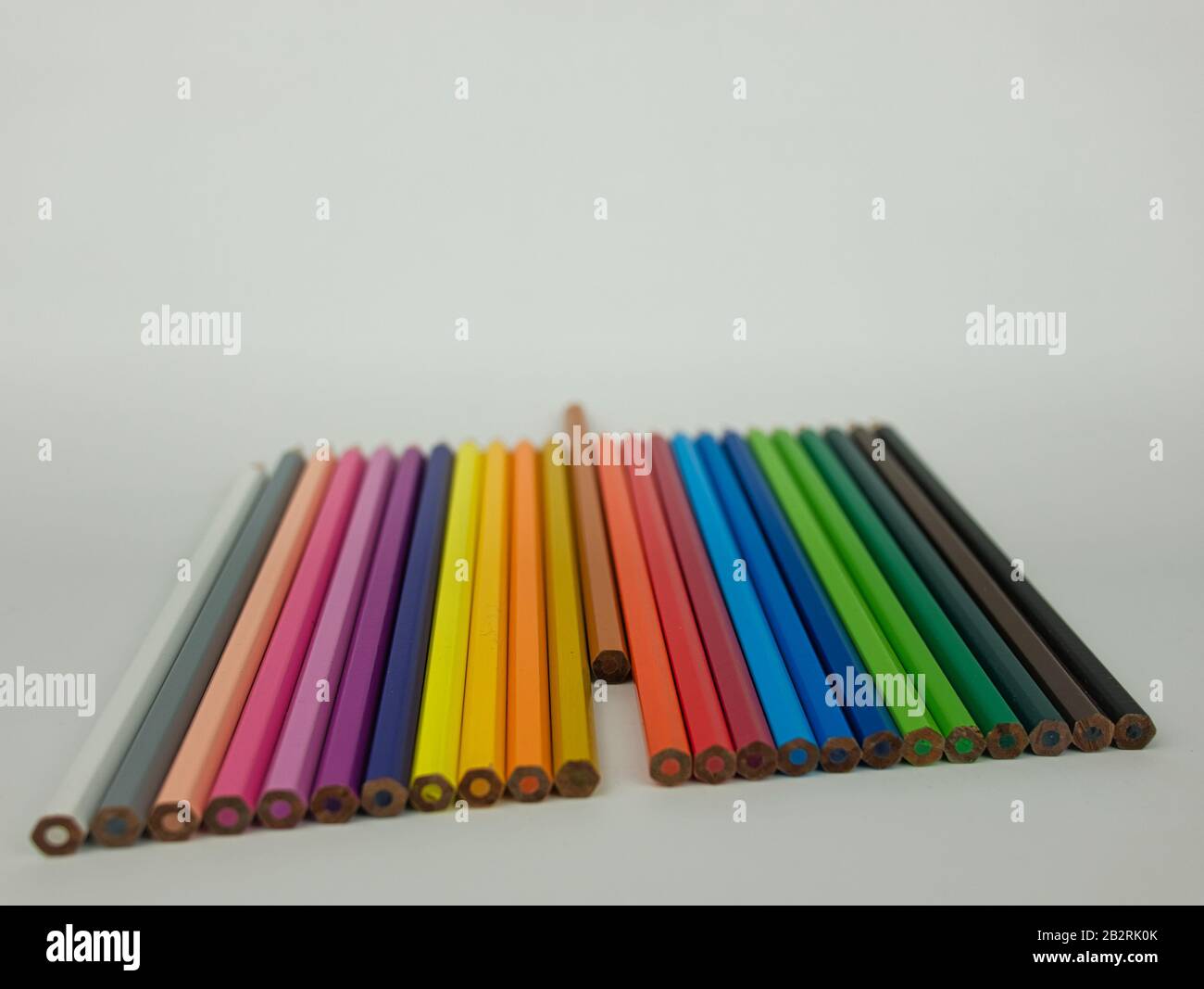 Crayons de couleur de différentes couleurs disposés en rangée Banque D'Images