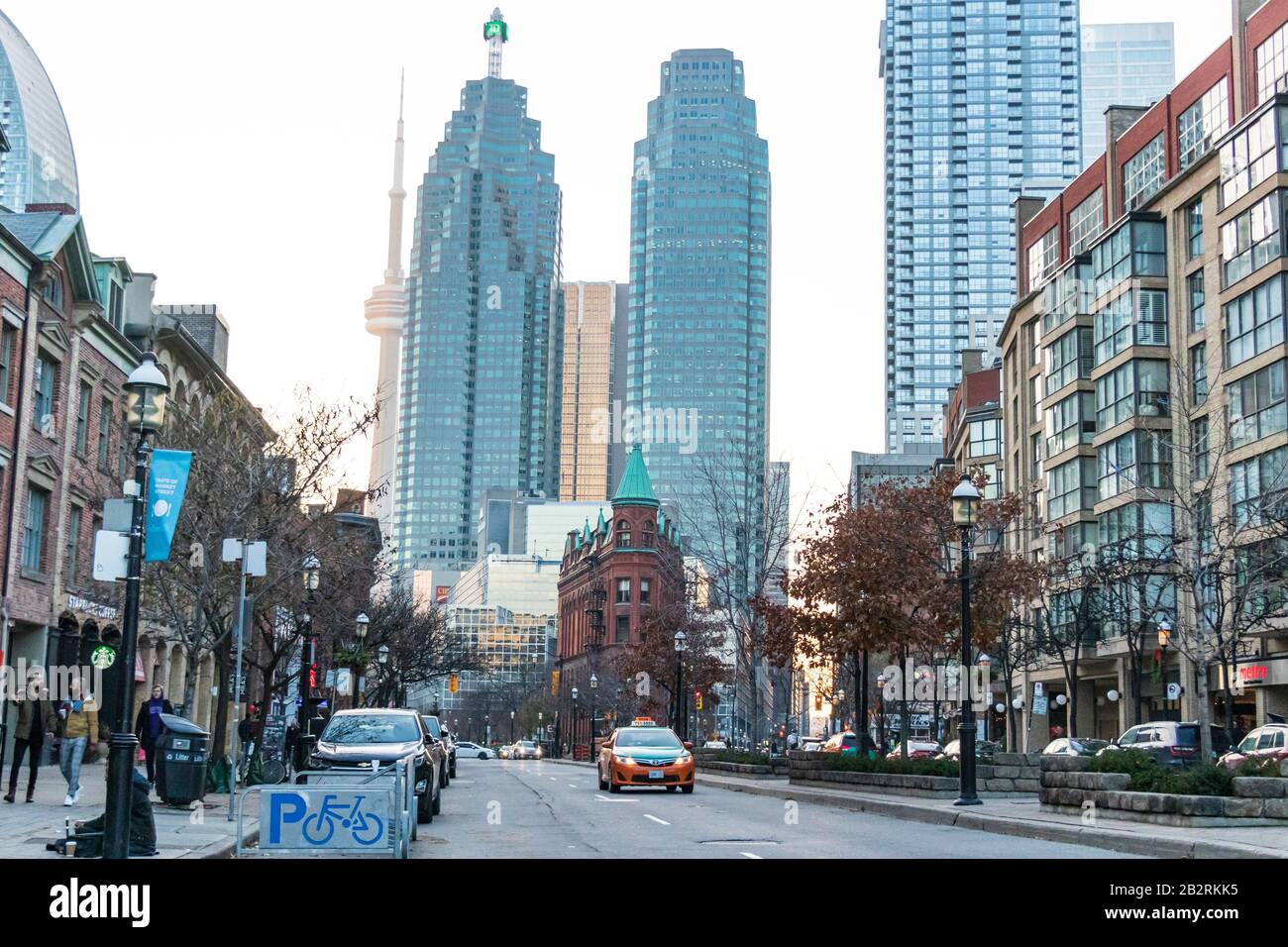 En regardant la rue Front à Toronto au célèbre Gooderham Building et à Brookfield place, l'après-midi ensoleillé de l'automne. Banque D'Images