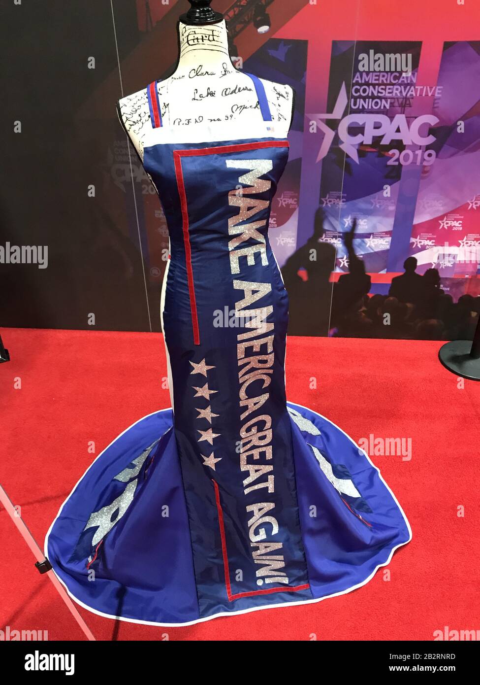 Oxon Hill, Md, États-Unis. 28 février 2020. 28 février 2020, Oxon Hill, Md, États-Unis : la marchandise et les souvenirs politiques sont disponibles à la Conférence d'action politique conservatrice (CPAC) à National Harbour, Maryland, États-Unis, le vendredi 28 février 2020. Le président Trump s’adressera cette année au CPAC après avoir traité du coronavirus et de la manière dont les États-Unis prévoient de l’empêcher de se propager. Crédit: Alex Wroblewski /CNP.(RESTRICTION: Pas de journaux ou journaux New York ou New Jersey dans un rayon de 120 milles de New York City) crédit: Matthias Oesterle/ZUMA Wire/Alay Live News Banque D'Images