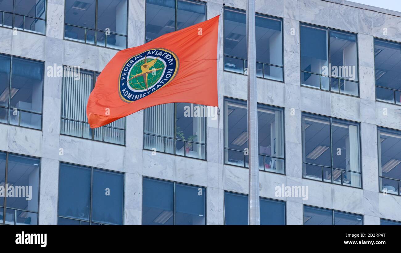 Sceau de la Federal Aviation Administration (FAA) sur un drapeau de sauvetage devant le siège social à Washington, D.C. Banque D'Images