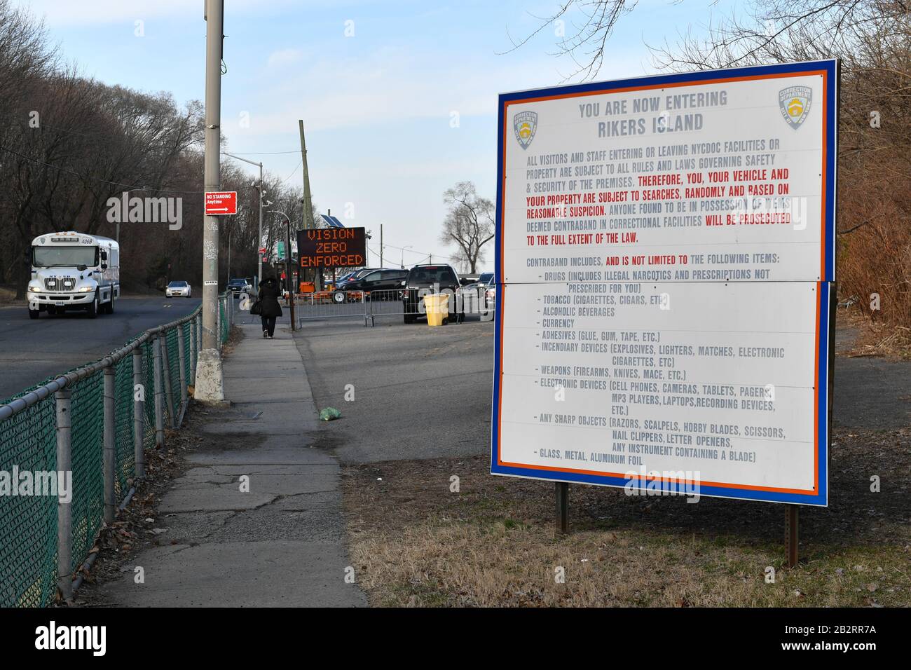 Vue sur le panneau de l'entrée Du Complexe pénitentiaire de l'île Rikers. L'île Rikers est une île de 413,17 acres située dans la rivière East, entre Queens et le Bro Banque D'Images