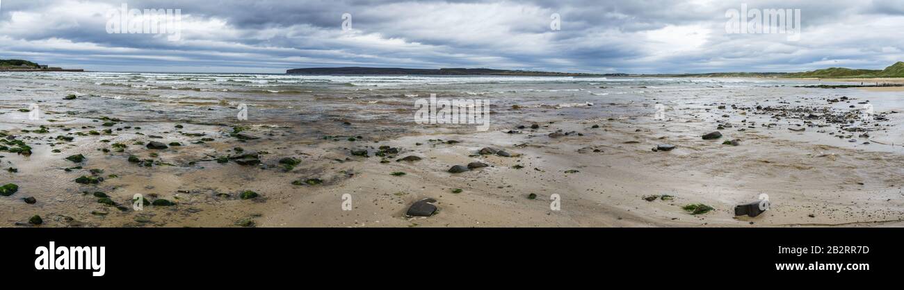 Photo panoramique de Dunnet Bay et du promontoire de Dunnet Head L'Écosse par un jour nuageux Banque D'Images