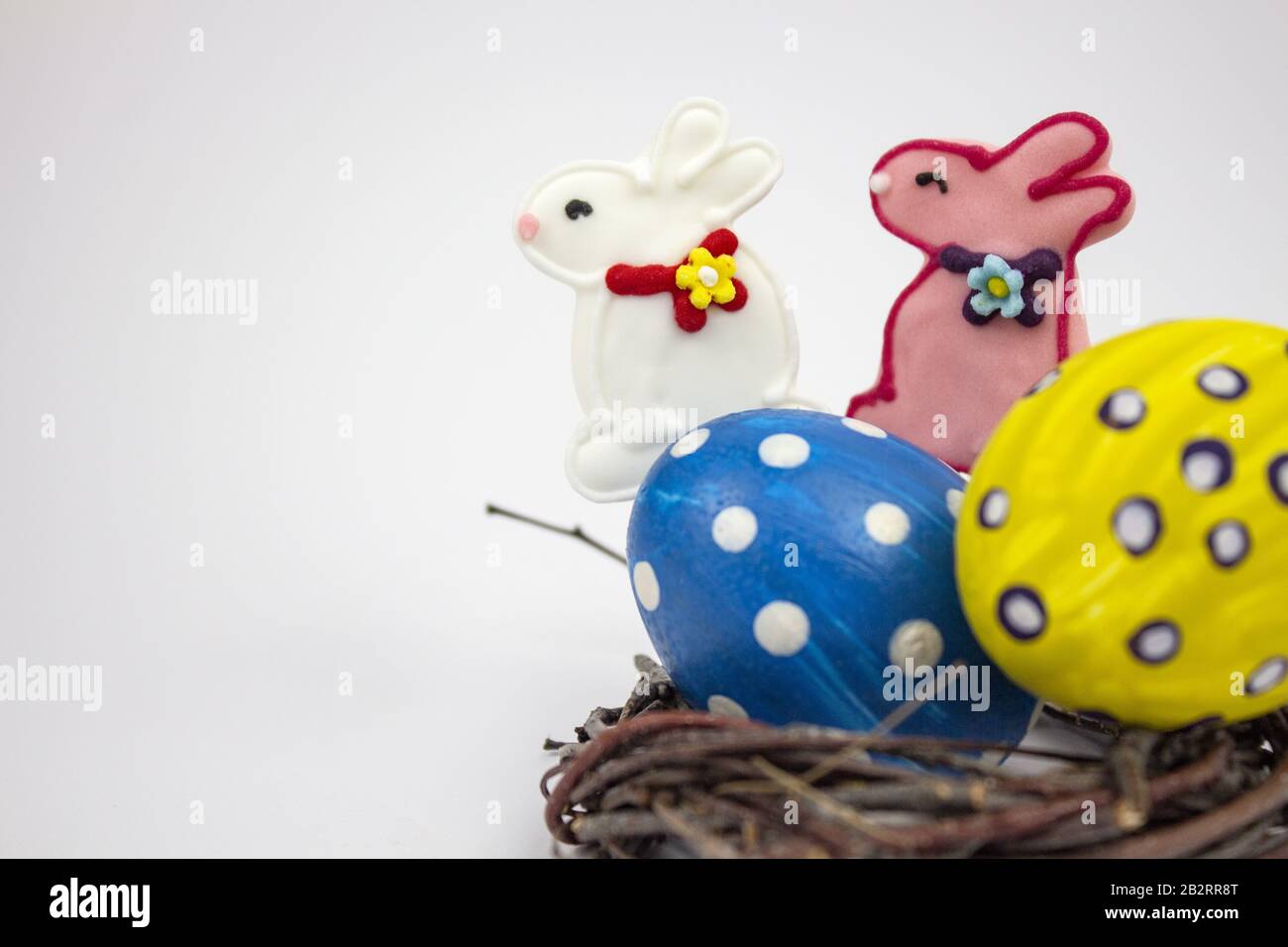 Œufs de Pâques. Bonne carte de pâques. Œufs de Pâques multicolores. Pâques. Œufs de Pâques sur fond blanc en bois. Fond de Pâques. Pâques multicolore b Banque D'Images