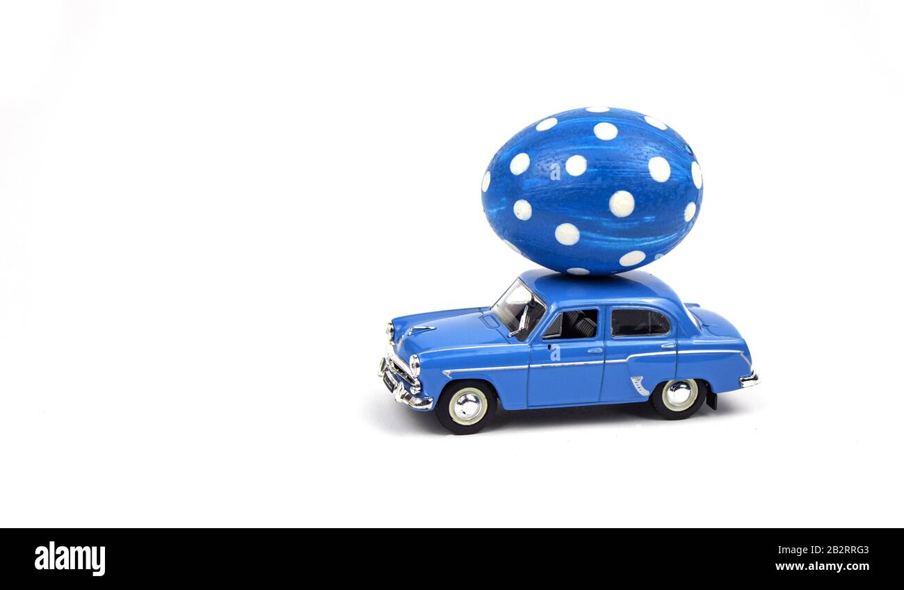 Œufs de Pâques. Joyeuses pâques. Œufs de Pâques multicolores. Oeufs de Pâques une machine bleue sur un fond en bois blanc. Fond de Pâques. Œufs de Pâques. Bannière. Banque D'Images