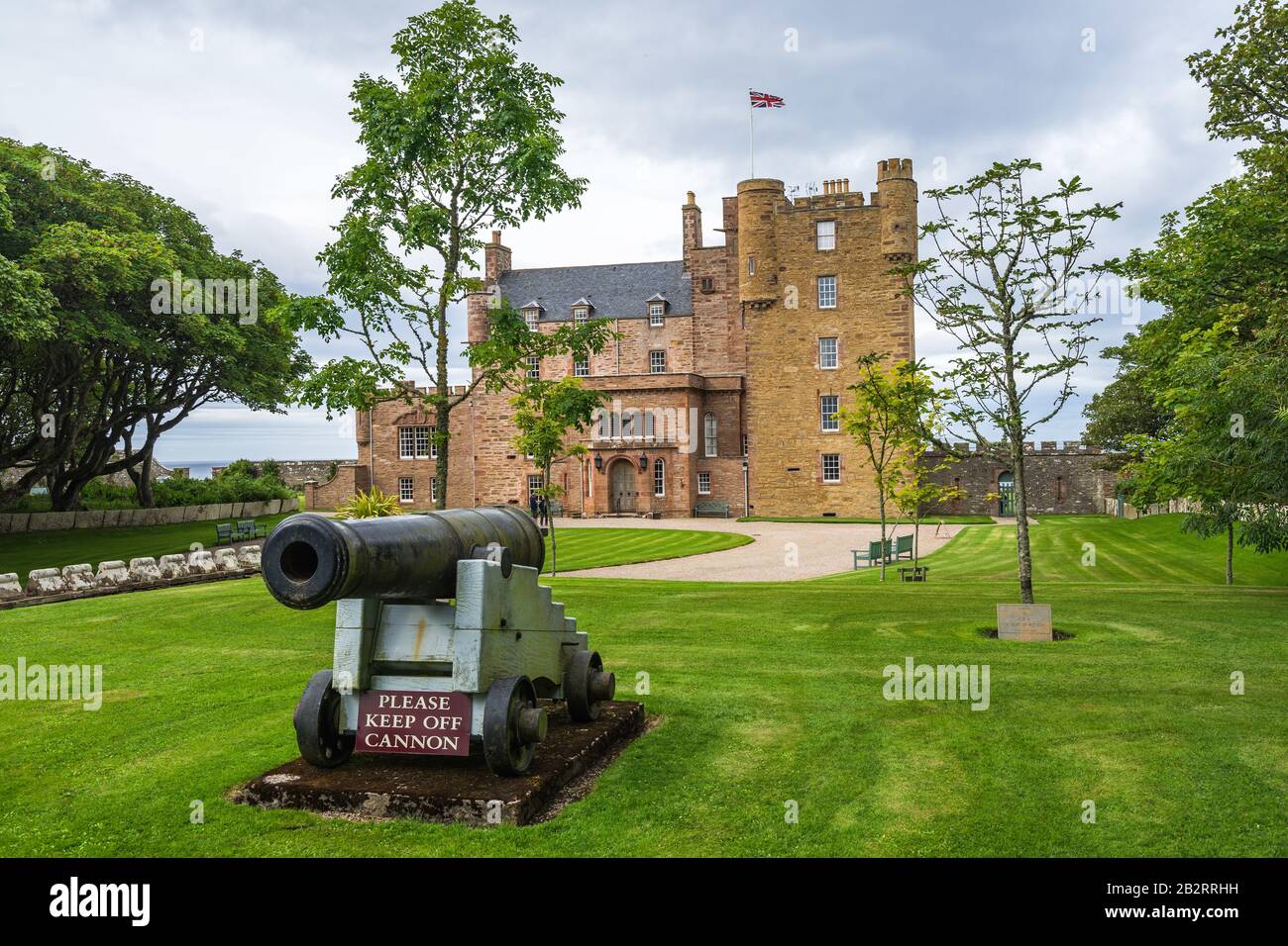 Vieux canon exposé sur la pelouse du château de Mey à Caithness, en Écosse Banque D'Images