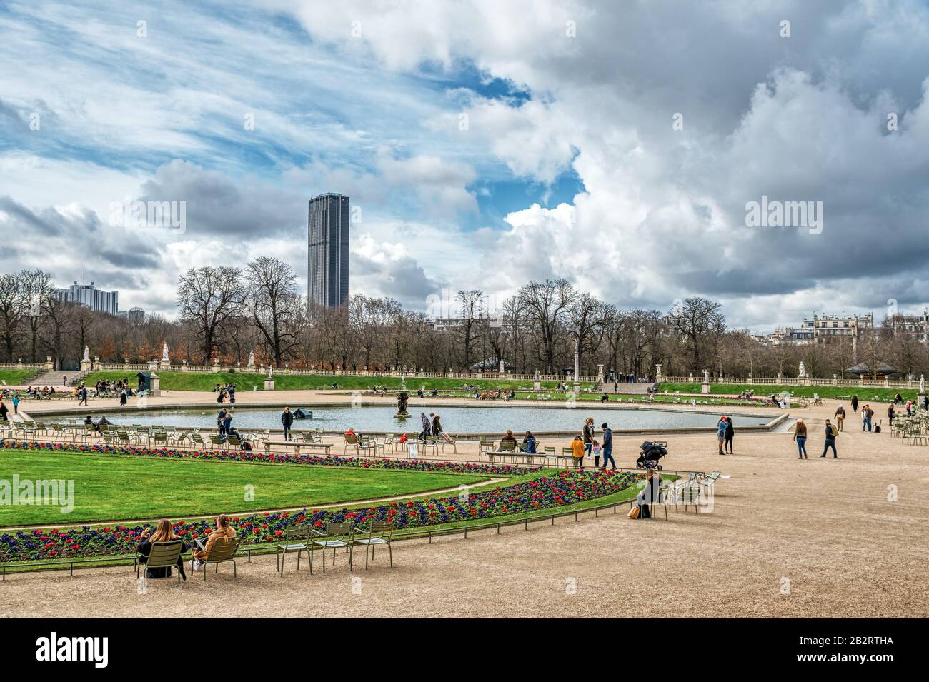 Bassin octogonal dans le jardin du Luxembourg - Paris, France Banque D'Images