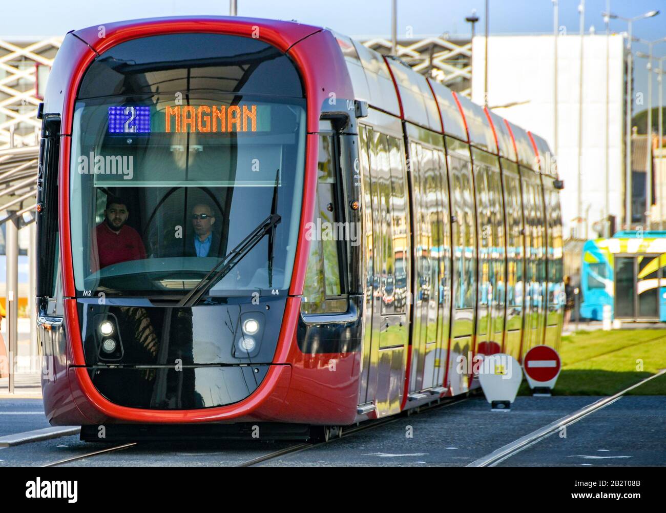 Nice AIRPORT, FRANCE - AVRIL 2019 : tramway électrique moderne sur le nouveau métro de Nice arrivant à la gare de l'aéroport Banque D'Images