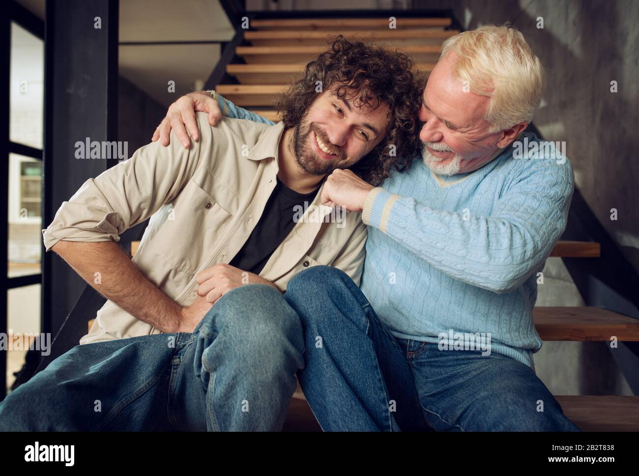 Père et fils jouent ensemble à la maison. Concept de relation familiale Banque D'Images