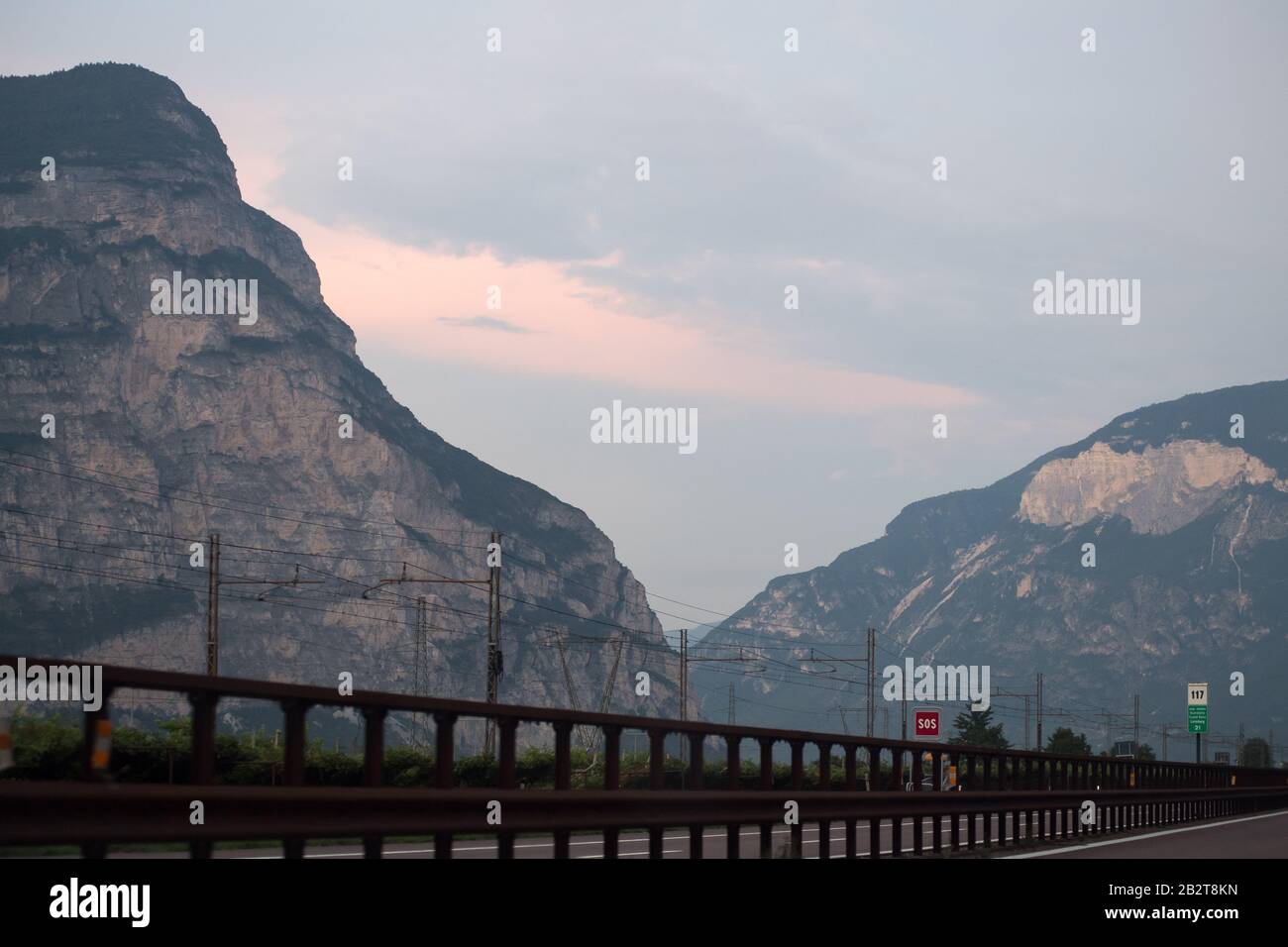 Autostrada A22 Autostrada Del Brennero À Vallagarina (Vallée De La Lagarina) Dans Les Alpes Du Limestone Sud, Trentin-Haut-Adige, Italie. 24 août 2019 © Woj Banque D'Images