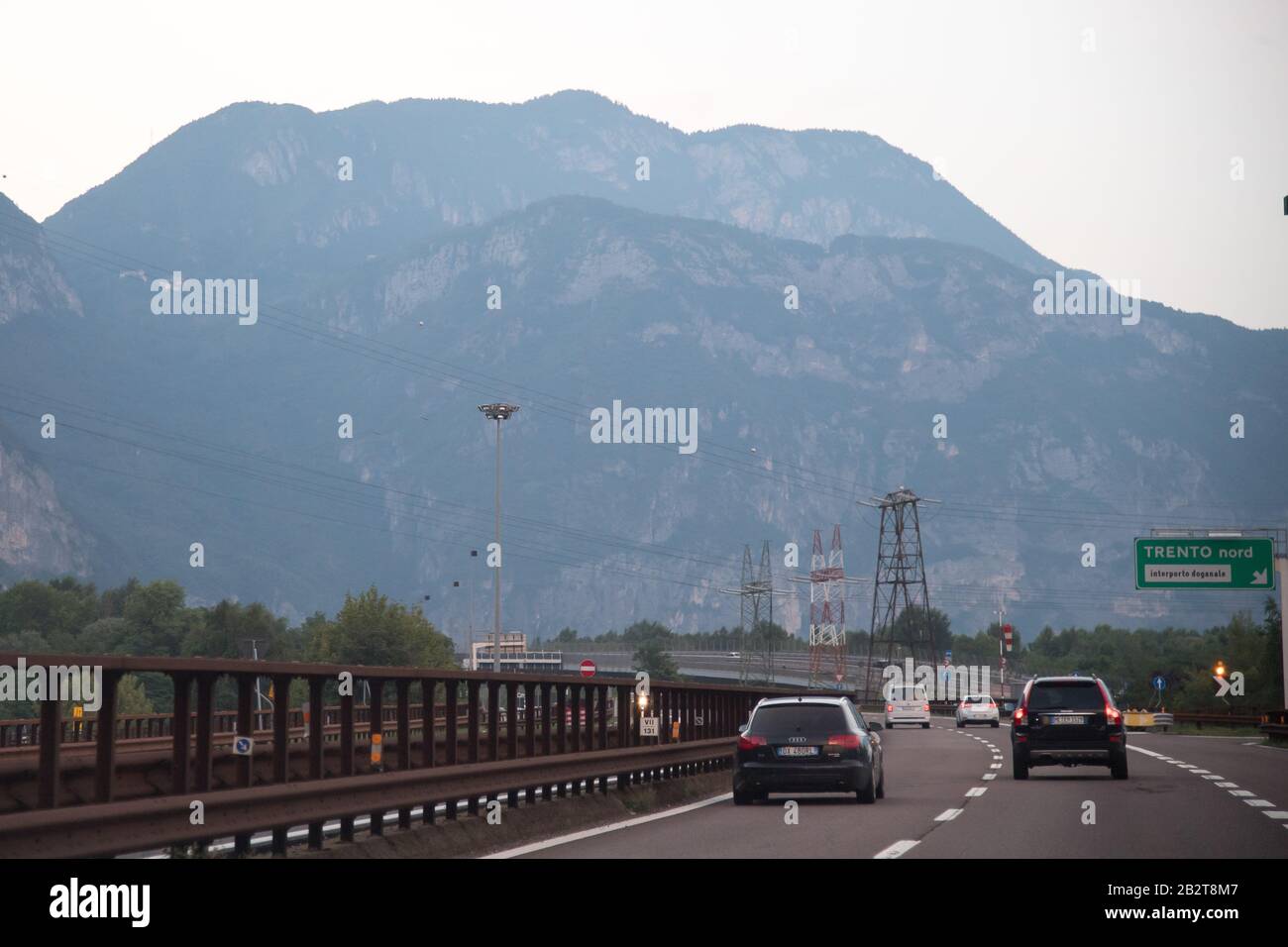 Autostrada A22 Autostrada Del Brennero À Vallagarina (Vallée De La Lagarina) Dans Les Alpes Du Limestone Sud, Trentin-Haut-Adige, Italie. 24 août 2019 © Woj Banque D'Images