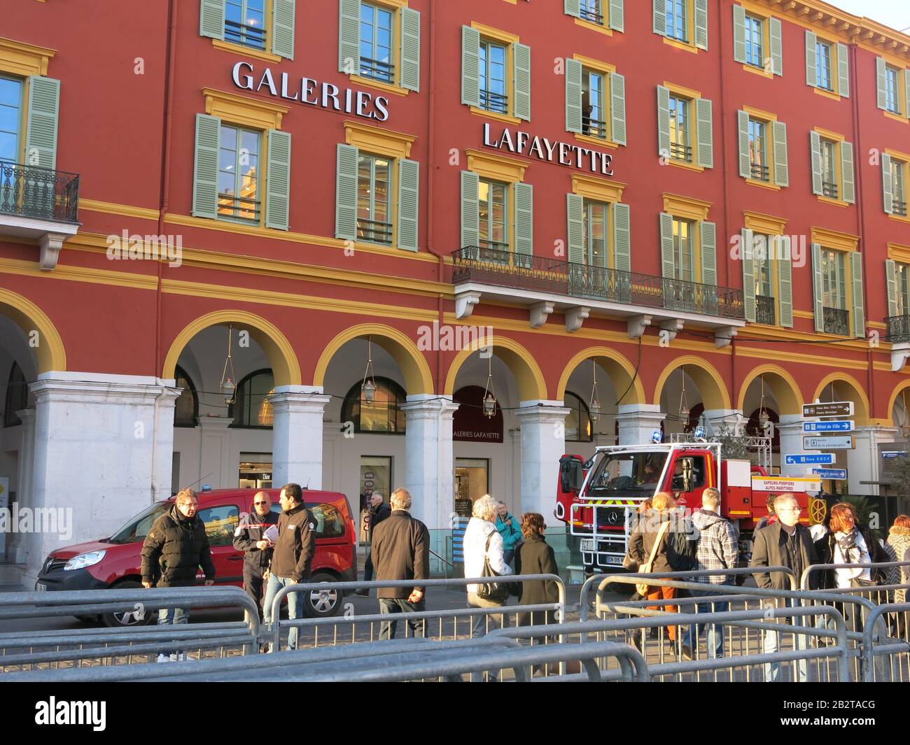 Un Camion De Pompiers Est Stationne A L Exterieur Des Galeries Lafayette Et Les Spectateurs Se Reunissent Sur La Place Massena Avant La Ceremonie De Cloture Du Carnaval Photo Stock Alamy